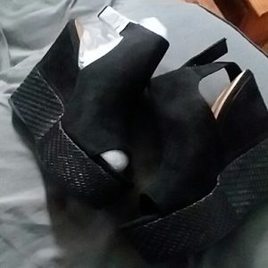 *Brand new*NEVER WORN Stacked wedge